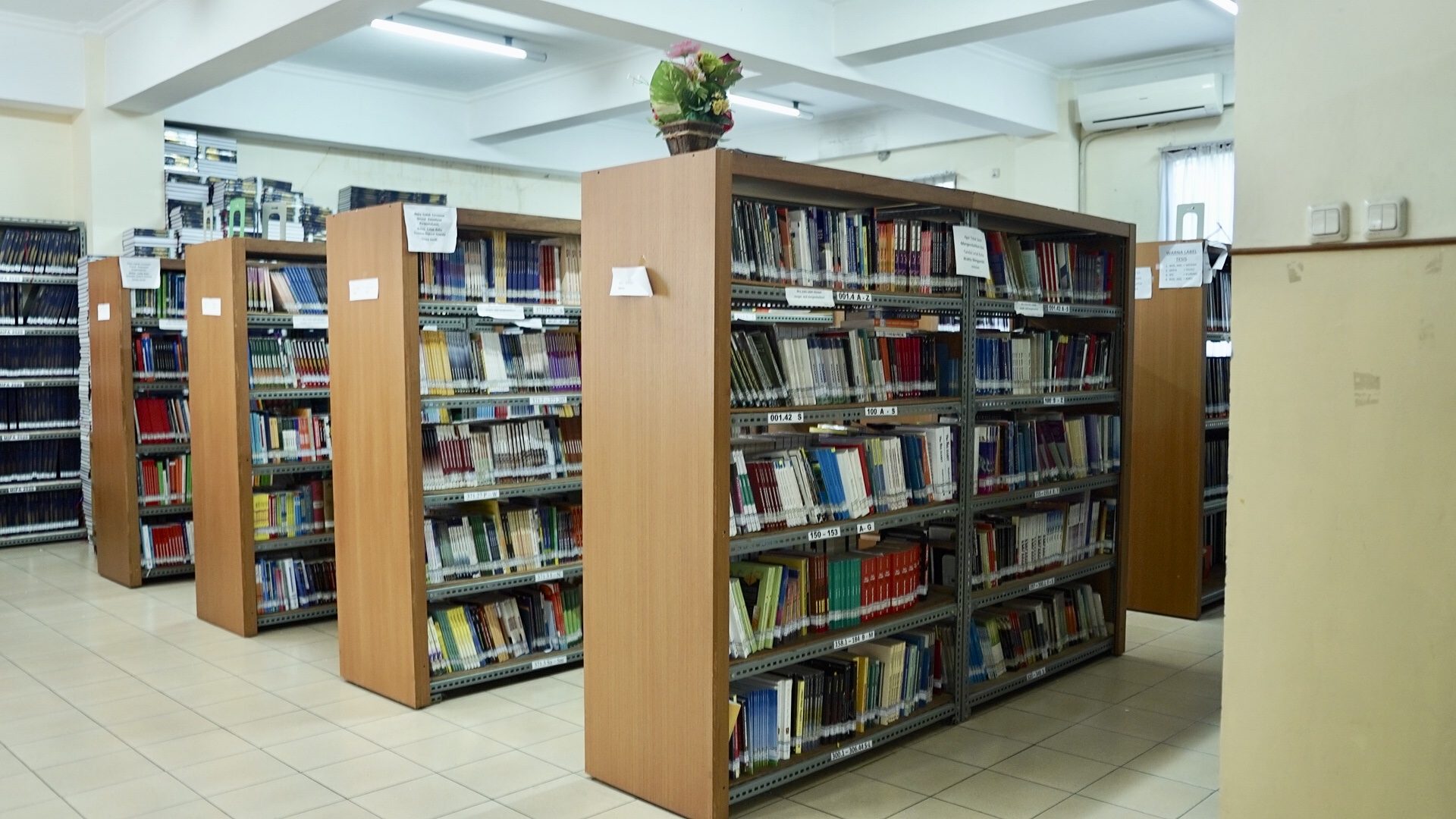 Perpustakaan lengkap nyaman