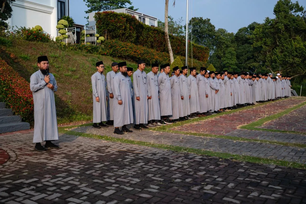 Sambut Tahun ajaran baru : Pesantren Minhajul Haq Purwakarta Gelar Apel Pagi Perdana Sambut Tahun ajaran baru : Pesantren Minhajul Haq Purwakarta Gelar Apel Pagi Perdana