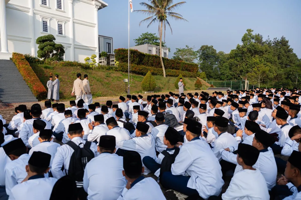 Sambut Tahun ajaran baru : Pesantren Minhajul Haq Purwakarta Gelar Apel Pagi Perdana Sambut Tahun ajaran baru : Pesantren Minhajul Haq Purwakarta Gelar Apel Pagi Perdana
