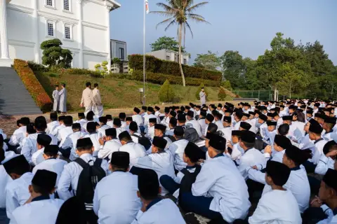 Sambut Tahun ajaran baru : Pesantren Minhajul Haq Purwakarta Gelar Apel Pagi Perdana Sambut Tahun ajaran baru : Pesantren Minhajul Haq Purwakarta Gelar Apel Pagi Perdana