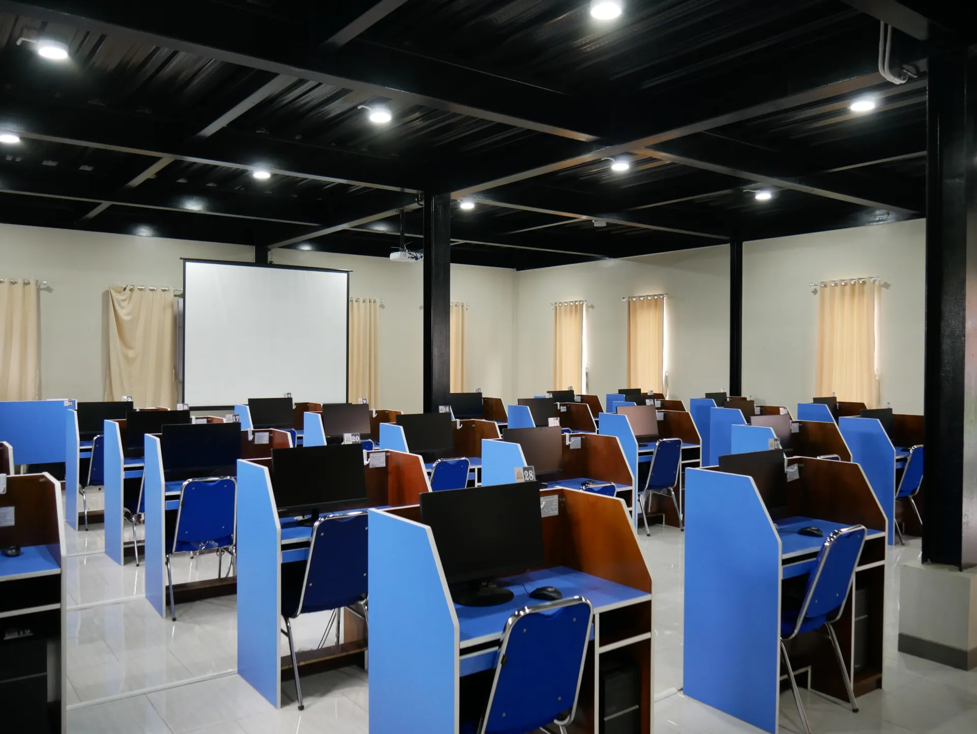 Fasilitas Laboratorium Komputer & Pusat Data